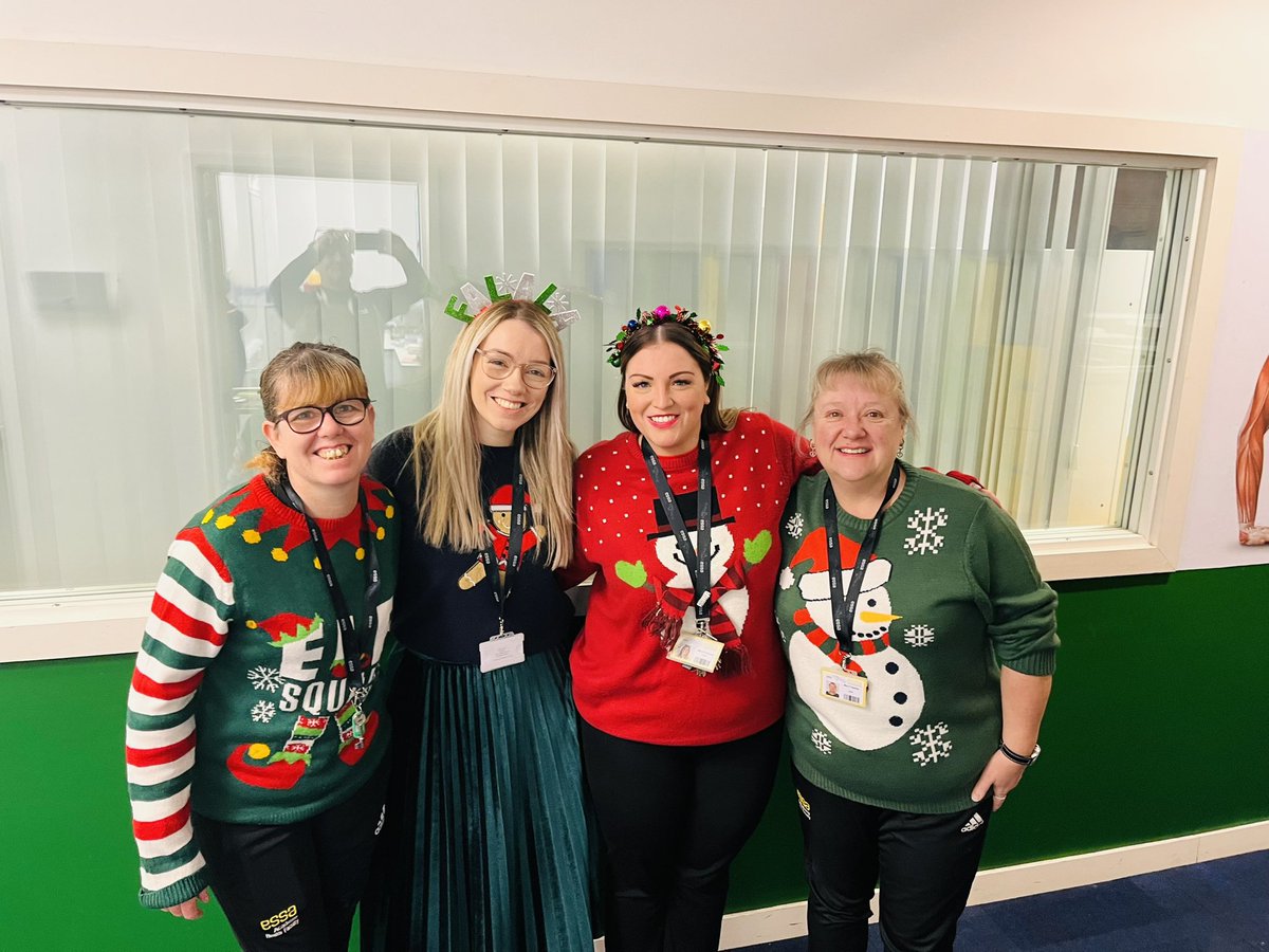 MissOconnor87's tweet photo. Lot’s of happy staff @EssaAcademy #ChristmasDinnerDay #ChristmasJumperDay https://t.co/U1mf55Uxuw