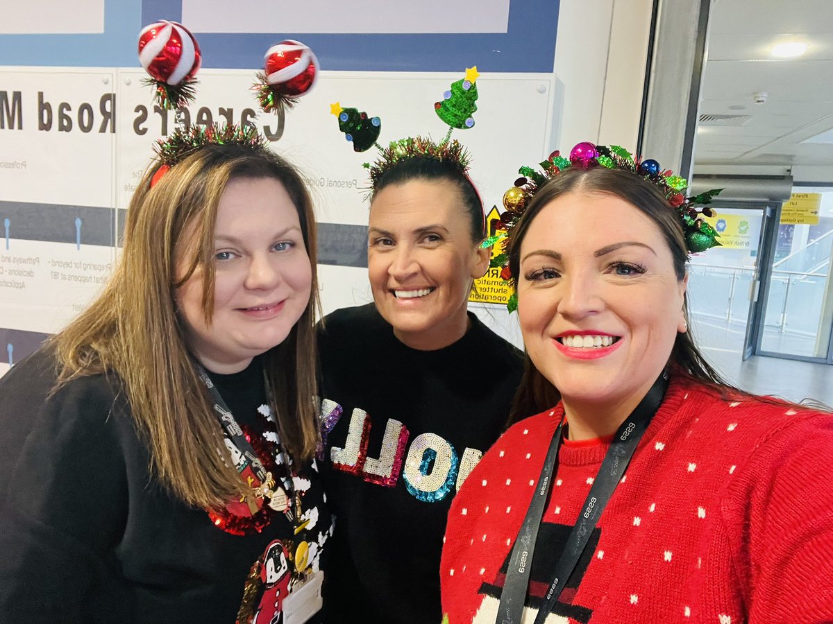 MissOconnor87's tweet photo. Lot’s of happy staff @EssaAcademy #ChristmasDinnerDay #ChristmasJumperDay https://t.co/U1mf55Uxuw