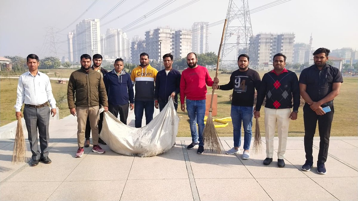 guidedfortune's tweet photo. On the occasion of Vijay Diwas, in Sector 150 Shaheed Bhagat Singh Park, on the occasion of India's victory over Pakistan Remembering the martyrs, all the officers of Noida Authority lit candles and offered flowers and paid homage. https://t.co/FMDMO0koku