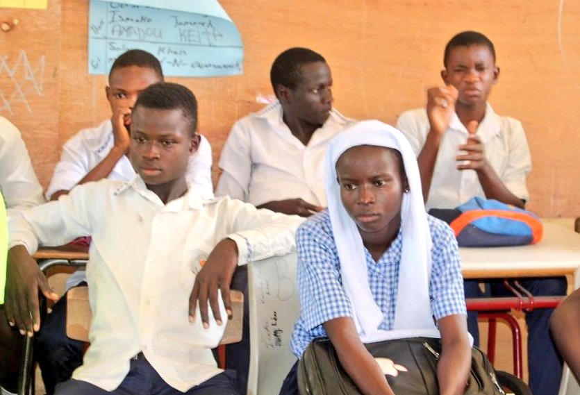GirlsPrideGam's tweet photo. Teamwork and passion are the 🔑 to success. 
Mrs. Sally volunteered as a Sign Language interpreter for her students during our training session. Without her support, our training will not be successful.
@MobseTheGambia
#FunnehBoardGame 
#LearnThroughGaming 
#LeaveNoOneBehind https://t.co/vQmXae6EC2