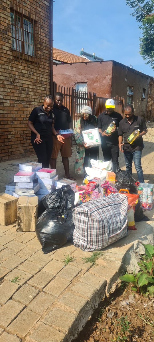zwidenyapT's tweet photo. We are blessed to be a blessing to others.
#MveleleNaMaitele
#VhuvhambadziDrive
#GraciousGivers
#readforneed https://t.co/Vh5znai2db