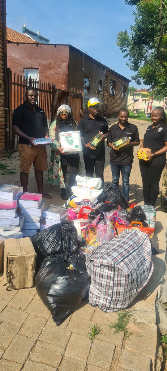zwidenyapT's tweet photo. We are blessed to be a blessing to others.
#MveleleNaMaitele
#VhuvhambadziDrive
#GraciousGivers
#readforneed https://t.co/Vh5znai2db