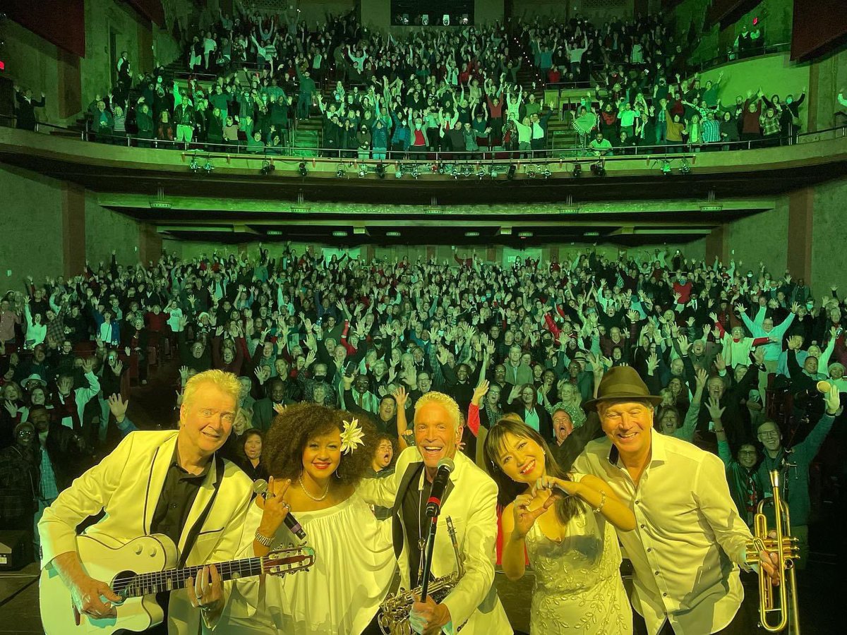 keikomatsui's tweet photo. #happyholidays🎄
Thank you for coming  to #SanDiego.
@balboatheater
#show18
We had great time with you ! 
Next; 
@cerritoscenter #Cerritos #CA Saturday and Sunday. 
#davekozchristmas
 #PeterWhite #RickBraun #RebeccaJade 
#randyjacob #jaywilliams #natanielkirneyjr #carnellharrell https://t.co/iF0f37jEN3