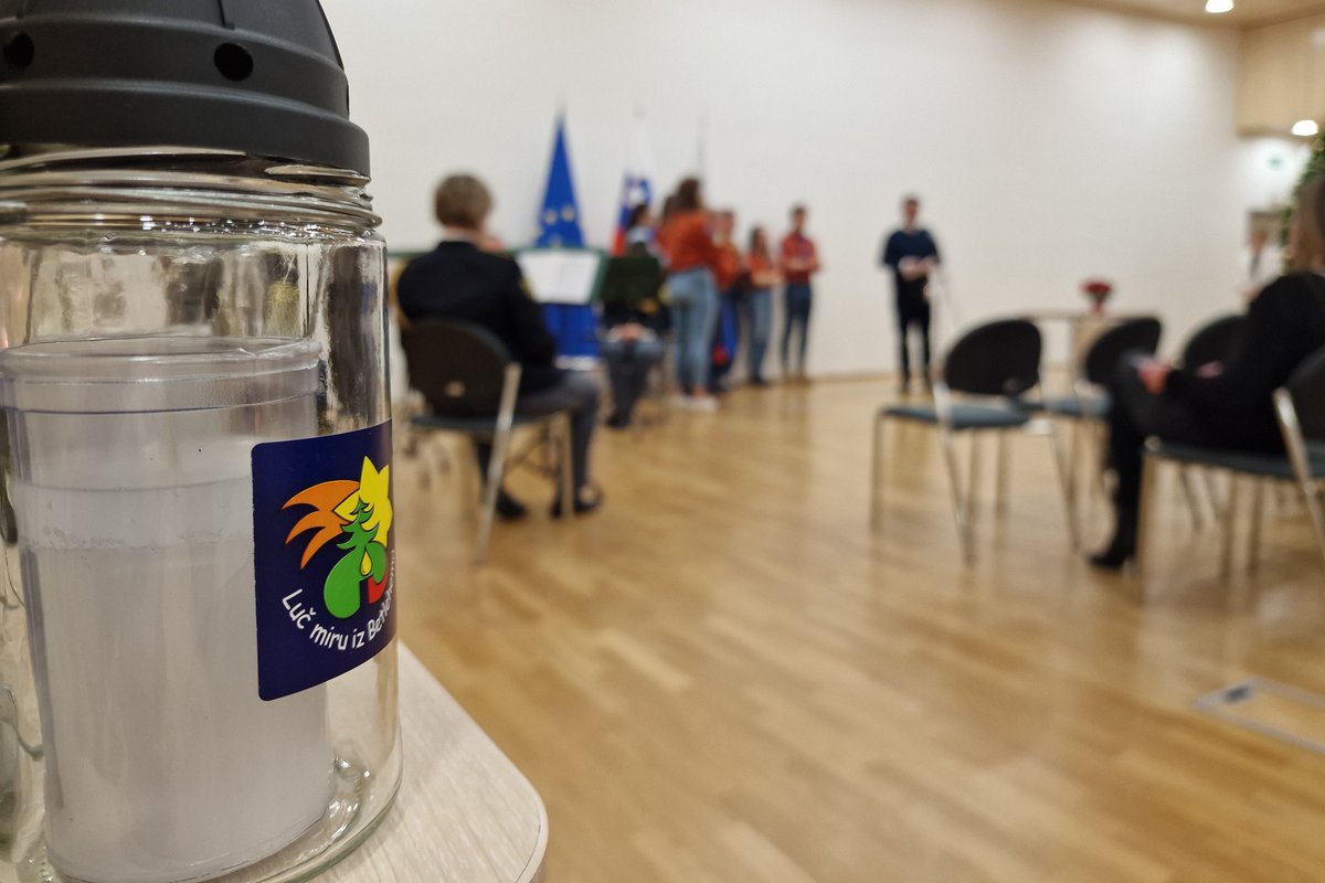 Skavti so nam prinesli luč miru 🕯
Sprejela sta jo državni sekretar Branko Lobnikar in namestnik generalnega direktorja <a href="/policija_si/">policija_si</a> Robert Ferenc. Letošnje geslo Luči miru iz Betlehema je Vstani in sveti!

gov.si/novice/2022-12…