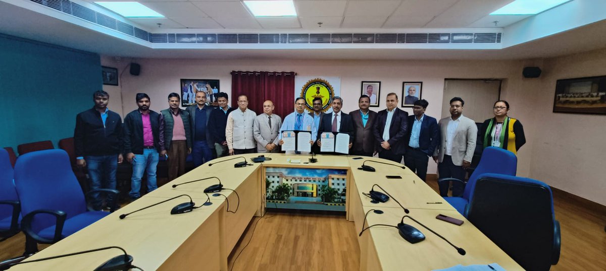 MoU signed between #AIIMSPatna and #CPWD for construction of 150 bedded Critical Care Hospital block for AIIMS at Patna on December 15, 2022 in presence of Prof. (Dr.) Gopal Krushna Pal, Executive Director, AIIMS Patna, Shri Vivekanand Vivek, CE, CPWD and other officers.