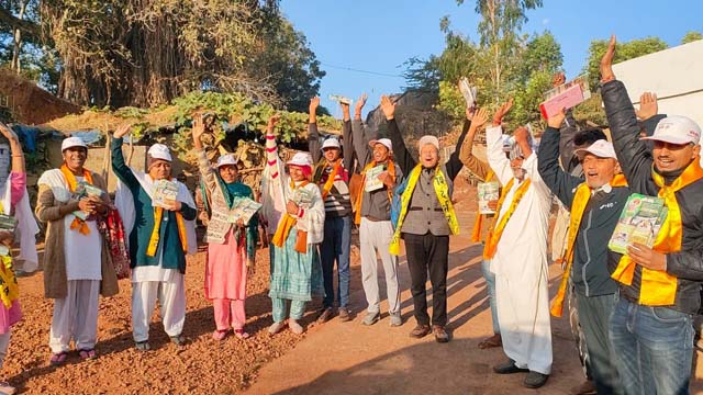 RishiPrasadOrg's tweet photo. भोपाल झोन, मध्य प्रदेश में संत श्री आशारामजी बापू की पावन प्रेरणा से साधकों द्वारा किया गया घर-घर ऋषि प्रसाद मासिक पत्रिका का 
निःशुल्क वितरण । #RishiPrasad https://t.co/EITP9QUkJT