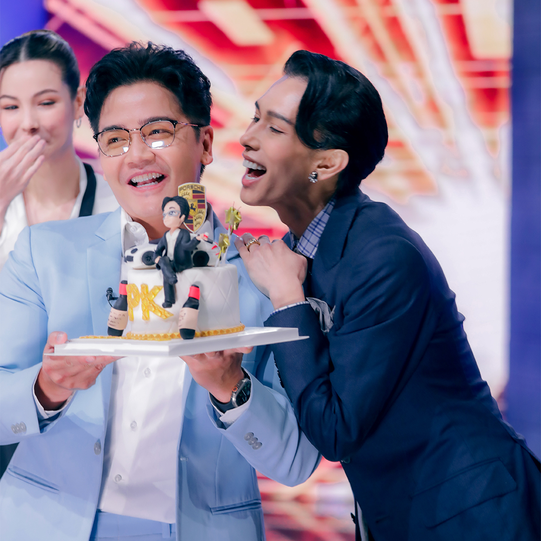 EtThailand's tweet photo. คุณเต้ ปิยะรัฐ กัลย์จาฤก ผู้อำนวยการ บริษัท กันตนา กรุ๊ป จำกัด (มหาชน) ได้เซอร์ไพรส์วันเกิดให้กับพี่พีเค ปิยะวัฒน์ เข็มเพชร พิธีกรรายการเรื่องจริงไนท์ไลฟ์ พร้อมด้วยดารัณ และบอม จาก The Face ร่วมอวยพรวันเกิด ขอให้พี่พีเคสุขภาพแข็งแรงๆ มีความสุขมากนะคะ

#พีเคปิยะวัฒน์ #djpk https://t.co/NDe2X4dJyi