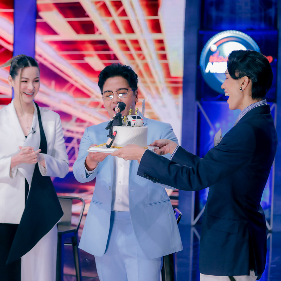 EtThailand's tweet photo. คุณเต้ ปิยะรัฐ กัลย์จาฤก ผู้อำนวยการ บริษัท กันตนา กรุ๊ป จำกัด (มหาชน) ได้เซอร์ไพรส์วันเกิดให้กับพี่พีเค ปิยะวัฒน์ เข็มเพชร พิธีกรรายการเรื่องจริงไนท์ไลฟ์ พร้อมด้วยดารัณ และบอม จาก The Face ร่วมอวยพรวันเกิด ขอให้พี่พีเคสุขภาพแข็งแรงๆ มีความสุขมากนะคะ

#พีเคปิยะวัฒน์ #djpk https://t.co/NDe2X4dJyi