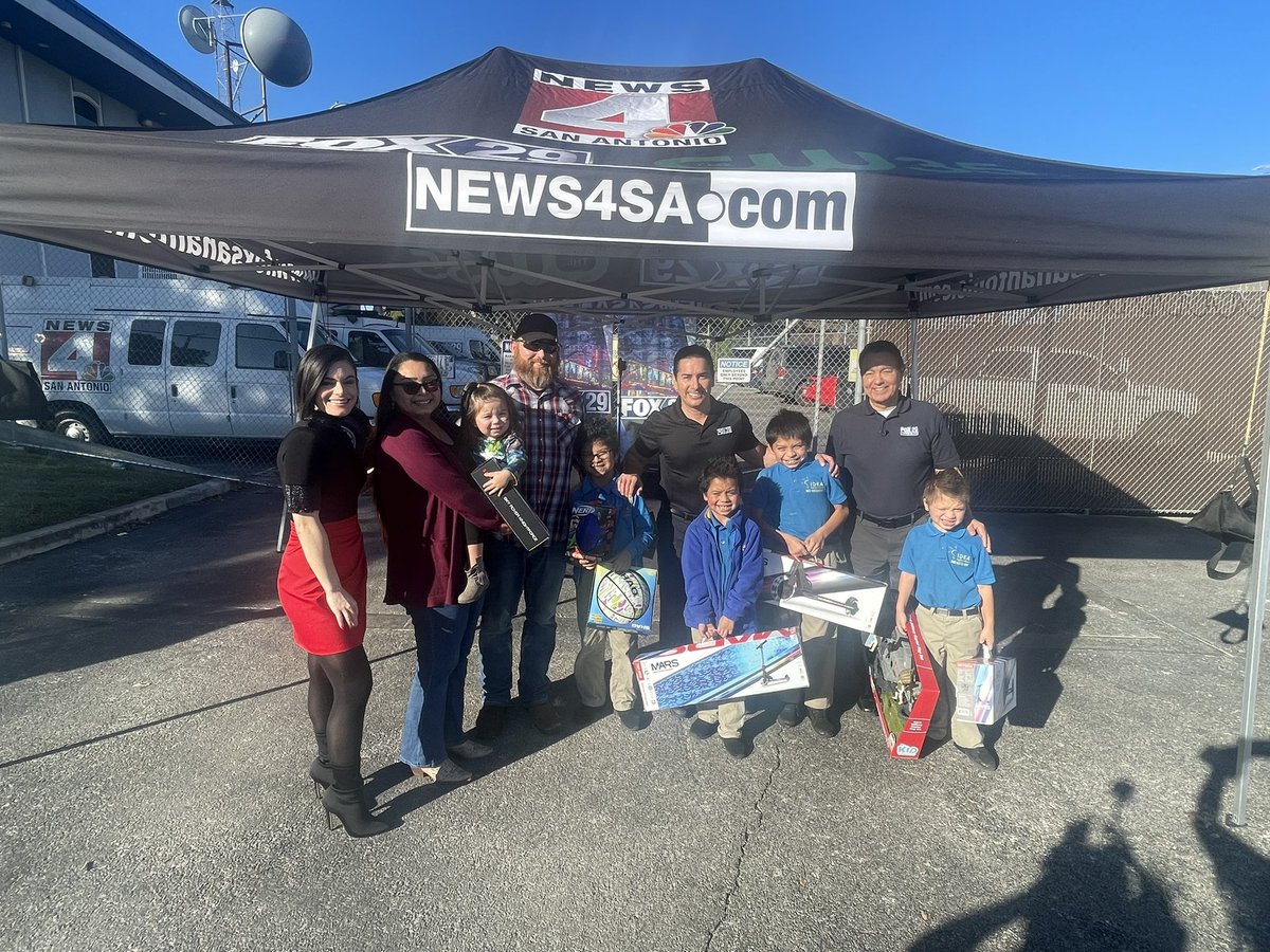 CamillaR_TV's tweet photo. #BTS #FoxSanAntonio’s Annual #ChristmasComesEarly Giveaway was a success🎄♥️ . @ryanwolf will be featuring all the families in next week’s #CashForKindness episode on @KABBFOX29 @alexgarcia_wx https://t.co/xVAZFsZEjk