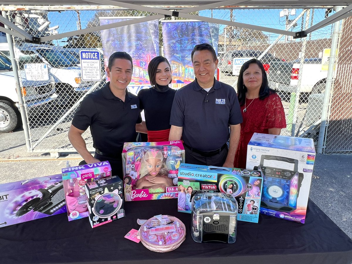 CamillaR_TV's tweet photo. #BTS #FoxSanAntonio’s Annual #ChristmasComesEarly Giveaway was a success🎄♥️ . @ryanwolf will be featuring all the families in next week’s #CashForKindness episode on @KABBFOX29 @alexgarcia_wx https://t.co/xVAZFsZEjk