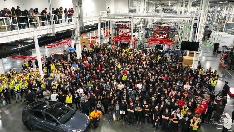 12月15日下午，特斯拉官方推特账号宣布，其位于美国得克萨斯州奥斯汀的超级工厂 Giga Texas 突破了 Model Y 周产3000辆的产能爬坡目标，并发布一张工厂上百名工厂工人合影庆祝的照片。 很多中国上海过去的工程师。