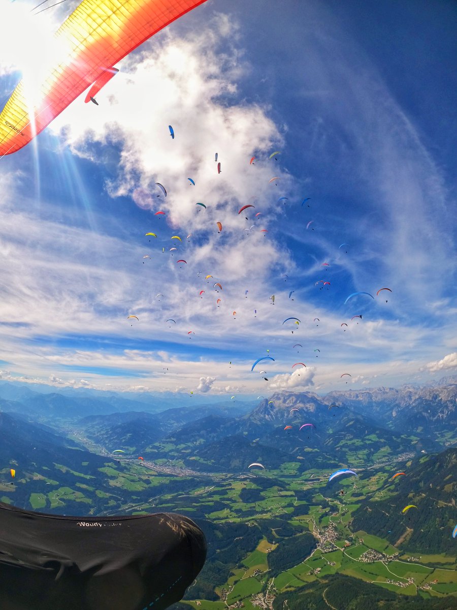 Iloa ja valoa tähän päivään tuo #Ilmailuliiton ja Ilmailu-lehden kuvakilpailun voittajan Sami Pitkäkosken kuva Näkyvä termiikki.  Elämyksellistä ja ympäristöystävällistä: Liitäjä kerää korkeutta auringon lämmön synnyttämissä nousevissa ilmavirtauksissa ja liitää nostosta toiseen.