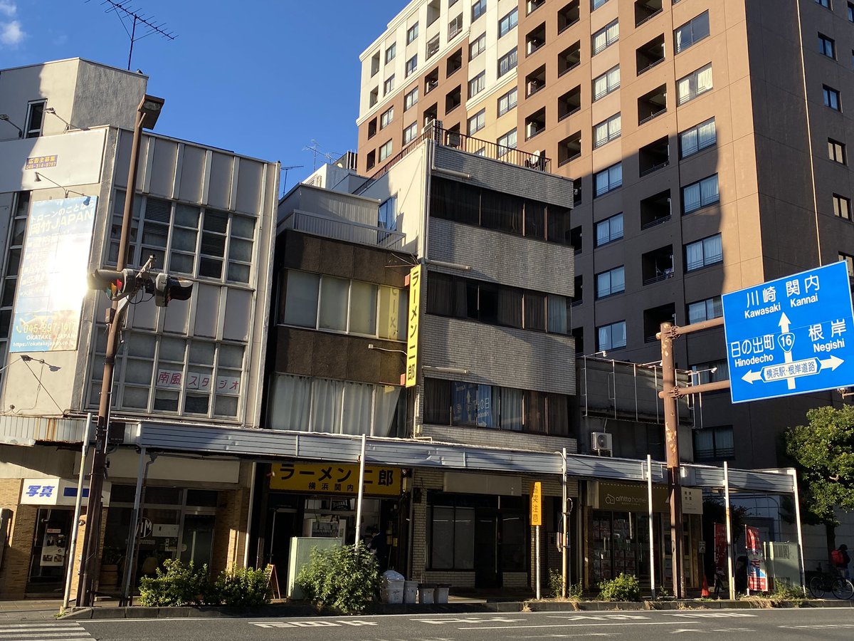 ラーメン二郎🍜横浜関内店
「小ラーメン ＋ 野菜 ＋ ニンニク多め ＋ アレ」美味！葱納豆も絶妙に合う