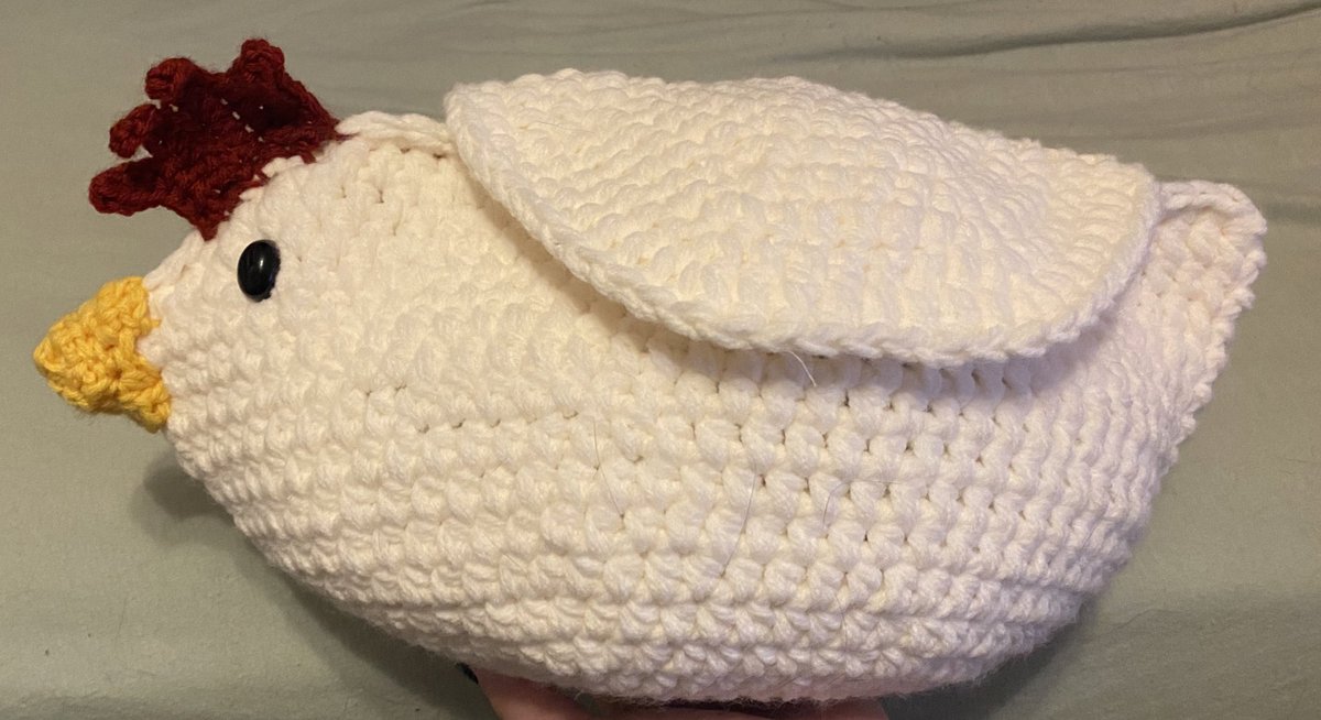 MadeByRye's tweet photo. My take on the cluck cluck clutch! Super cute pattern and I love it. I made this little guy as a gift for my grandmother and I think she’s gonna love it too! (Peep second pic for my bb London)
#crochet #handmade #yarn #crochettwt #fiberart #chickens #aesthetics https://t.co/E5FIxHd3I2