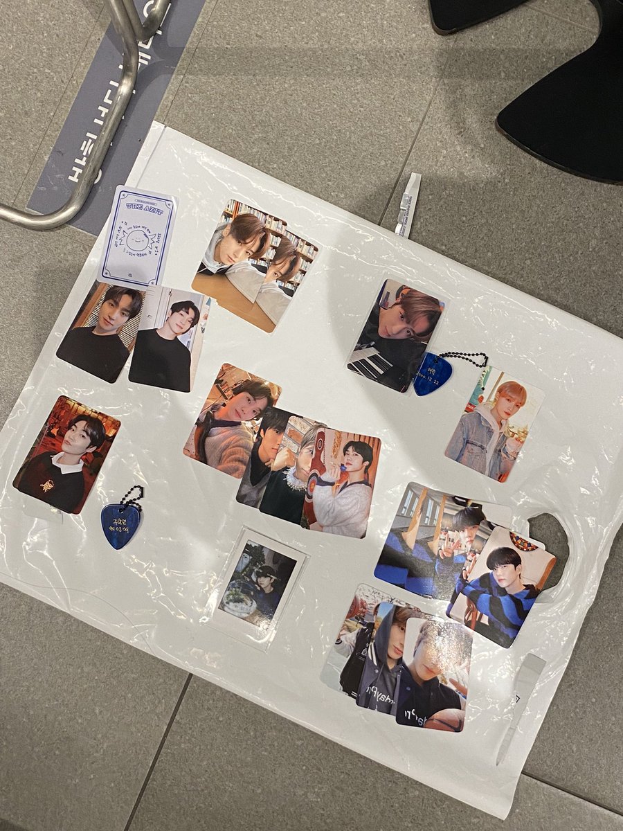 dPflsdlWkd430's tweet photo. 더보이즈 팝업스토어 더아지트 더 아지트 트레카 키링 포토카드 양도 교환 구합니다!!

저: 사진
님: 영훈이 키링 포토카드, 폴라로이드

더보이즈 제이콥 케빈 에릭 손영재 현재 이재현 주연 이주연 영훈 김영훈 주학년 큐 지창민 뉴 최찬희 선우 김성우 상연 이상연 케빈 더현대 팝업 피크 https://t.co/zAzKrrcFH4
