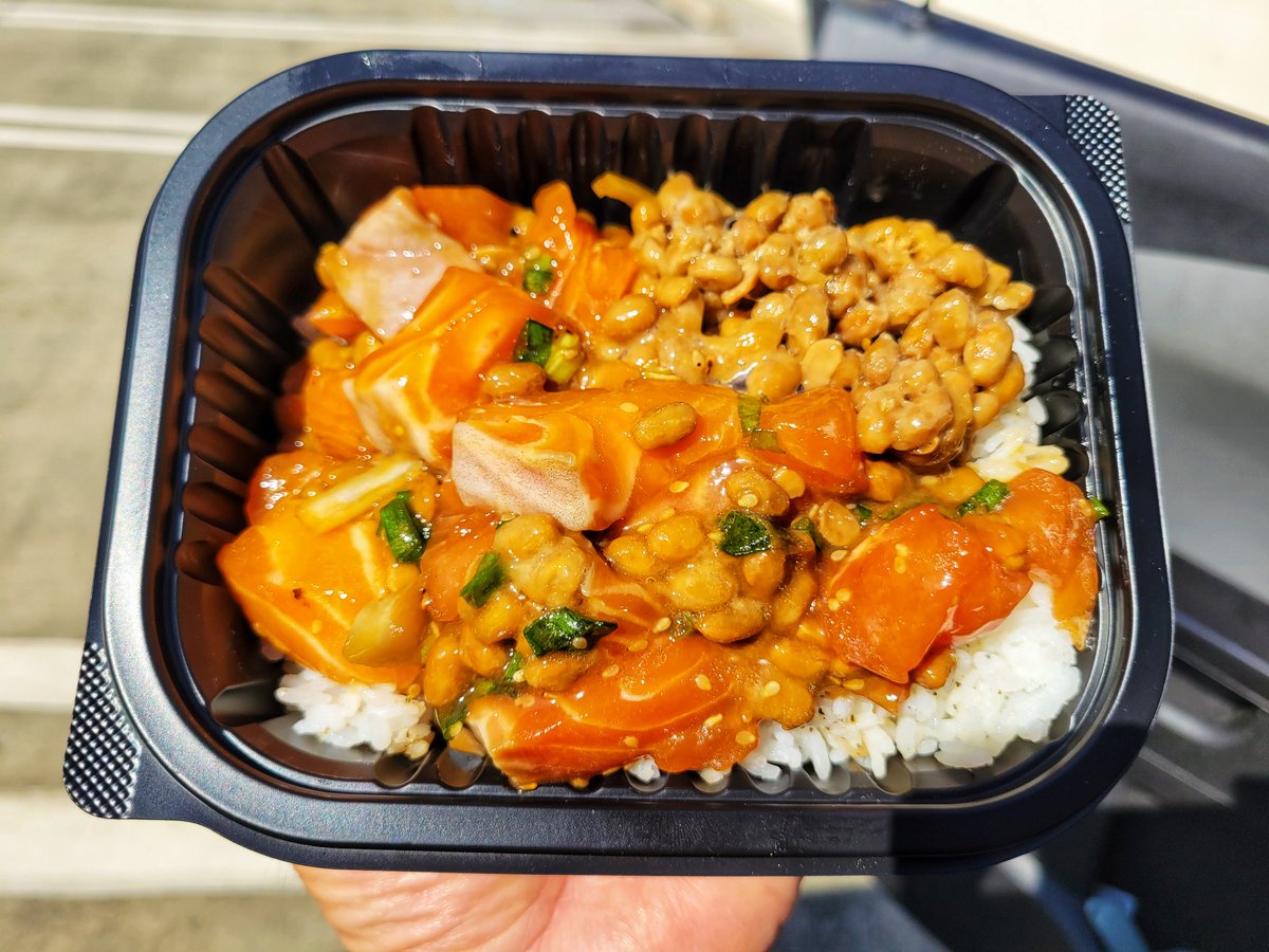 EdOshiro's tweet photo. Keeaumoku Special - Salmon Pokè from @SamsClub and Natto from @Walmart #salmon #natto #shoyu #onions #greenonions #rice #keeaumokuspecial #AlohaThursday #HappyHolidays #melekalikimaka #hauolimakahikihou https://t.co/pIyWx0Wr4s