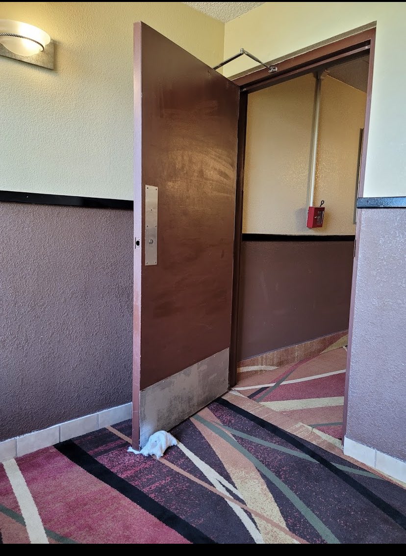 cocoamilkbich's tweet photo. The next season of White Lotus should be at the Ramada in Kearney, NE https://t.co/BRyvhOOd3w