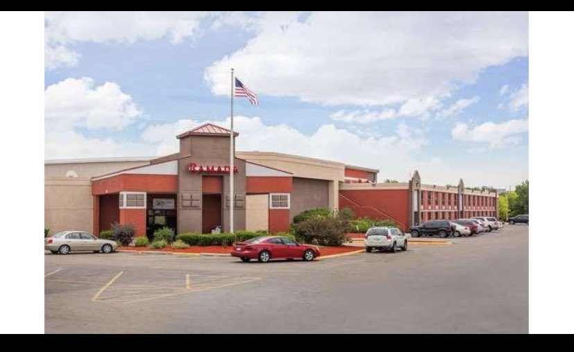 cocoamilkbich's tweet photo. The next season of White Lotus should be at the Ramada in Kearney, NE https://t.co/BRyvhOOd3w