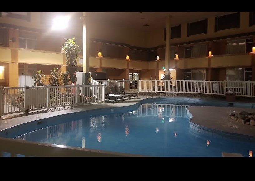 cocoamilkbich's tweet photo. The next season of White Lotus should be at the Ramada in Kearney, NE https://t.co/BRyvhOOd3w