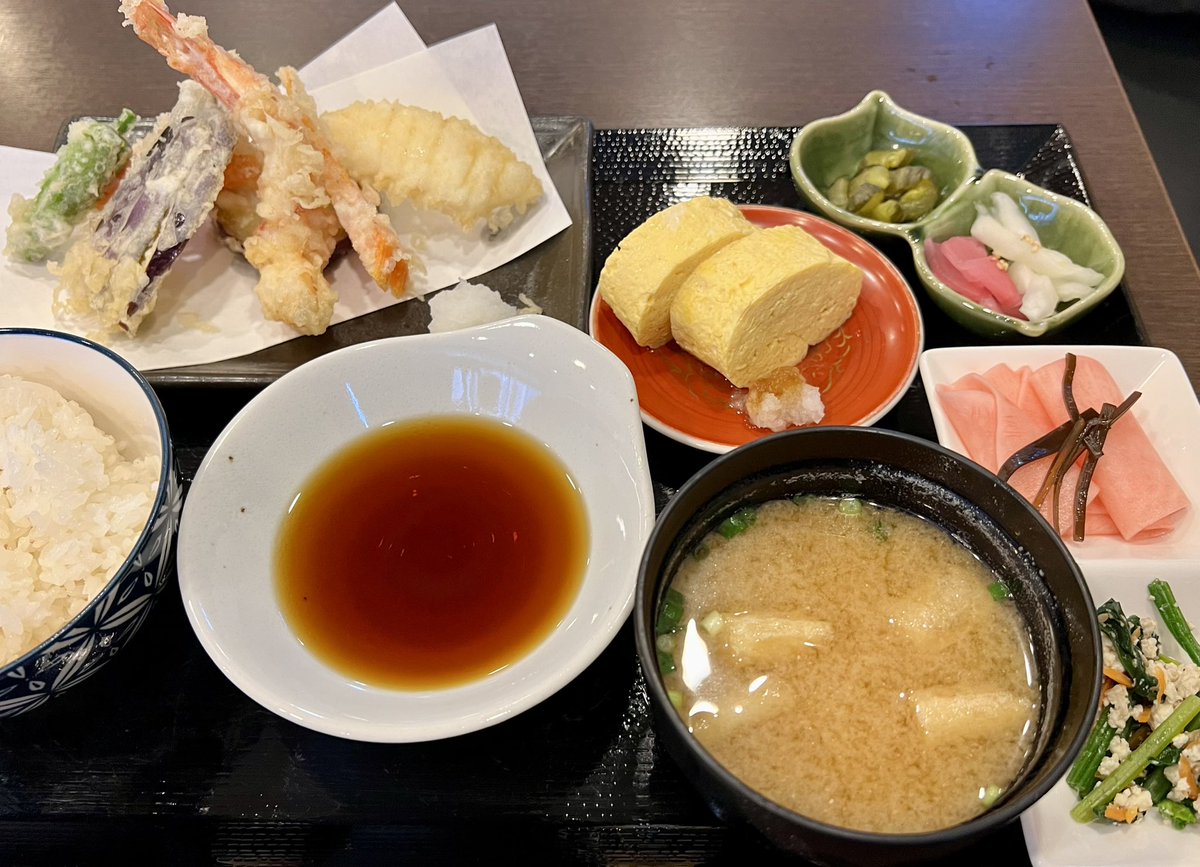 leica1990's tweet photo. ずっと行きたかった高島平の天ぷら裕博さんに行ってまいりました🍤
B面でコッソリ訪問したのに一撃で正体を見抜かれました…
天ぷらも出汁巻き玉子もおばんざいも手間暇のかかった上品なお味で、大変美味しゅうございました😊
そして高島平といえば団地! https://t.co/huBLGGNSES