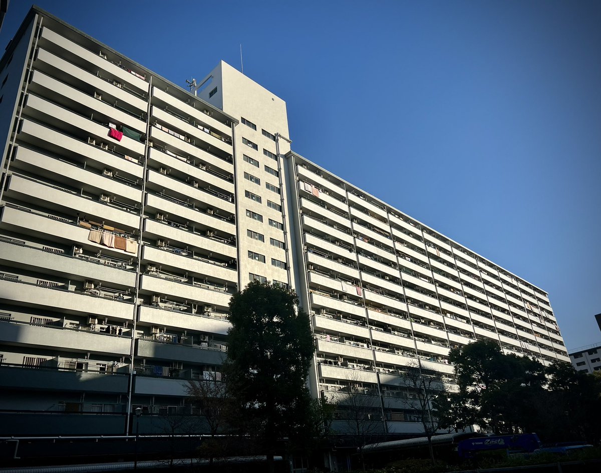 leica1990's tweet photo. ずっと行きたかった高島平の天ぷら裕博さんに行ってまいりました🍤
B面でコッソリ訪問したのに一撃で正体を見抜かれました…
天ぷらも出汁巻き玉子もおばんざいも手間暇のかかった上品なお味で、大変美味しゅうございました😊
そして高島平といえば団地! https://t.co/huBLGGNSES