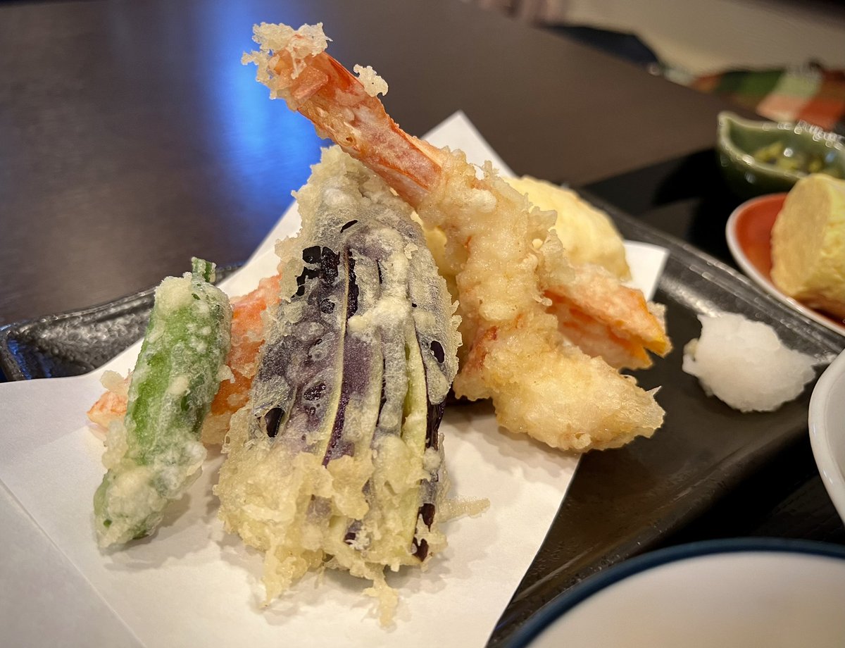 leica1990's tweet photo. ずっと行きたかった高島平の天ぷら裕博さんに行ってまいりました🍤
B面でコッソリ訪問したのに一撃で正体を見抜かれました…
天ぷらも出汁巻き玉子もおばんざいも手間暇のかかった上品なお味で、大変美味しゅうございました😊
そして高島平といえば団地! https://t.co/huBLGGNSES