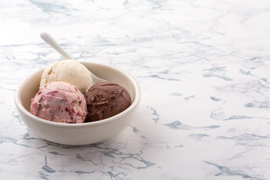 🍨🍨🍨 Vanilla + Chocolate + Cherry &amp; Cream🍒
You can't go wrong with this one!😍

What is your favourite ice cream combo?