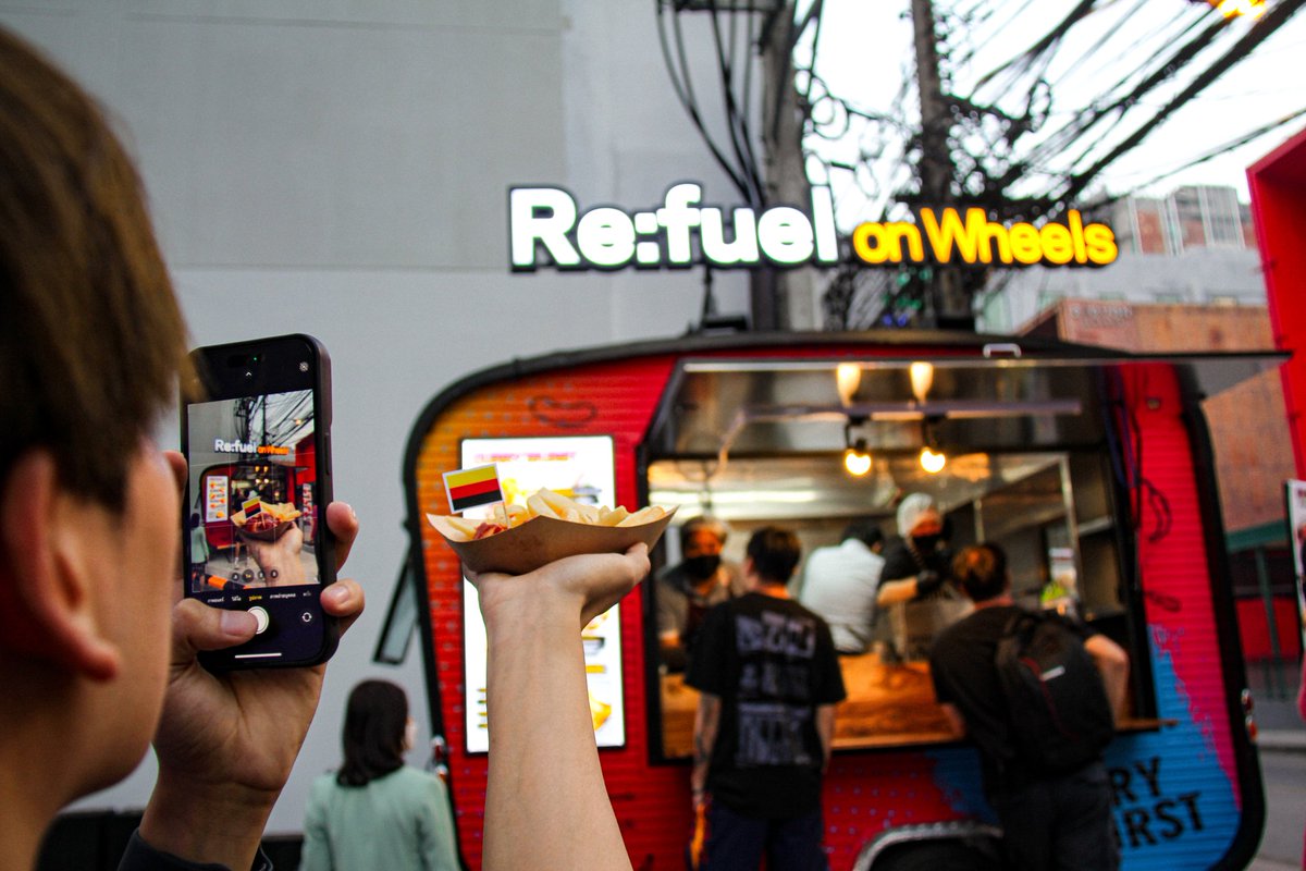 Treamprom's tweet photo. 📍ฟู้ดทรัค Re:fuel On Wheels ใจกลาง #สุขุมวิท11 ขายอาหารสตรีทฟู้ดชื่อดังของเยอรมันอย่างเคอร์รี่เวิร์สต์ (Currywurst) หรือไส้กรอกเยอรมันราดซอสผงกะหรี่ ใครผ่านมา อย่าลืมแวะชิมนะ ❤️ @aroii @reviewaroiicook #อร่อยไปแดก #รีวิวกรุงเทพ https://t.co/Ba9LBFiVgd