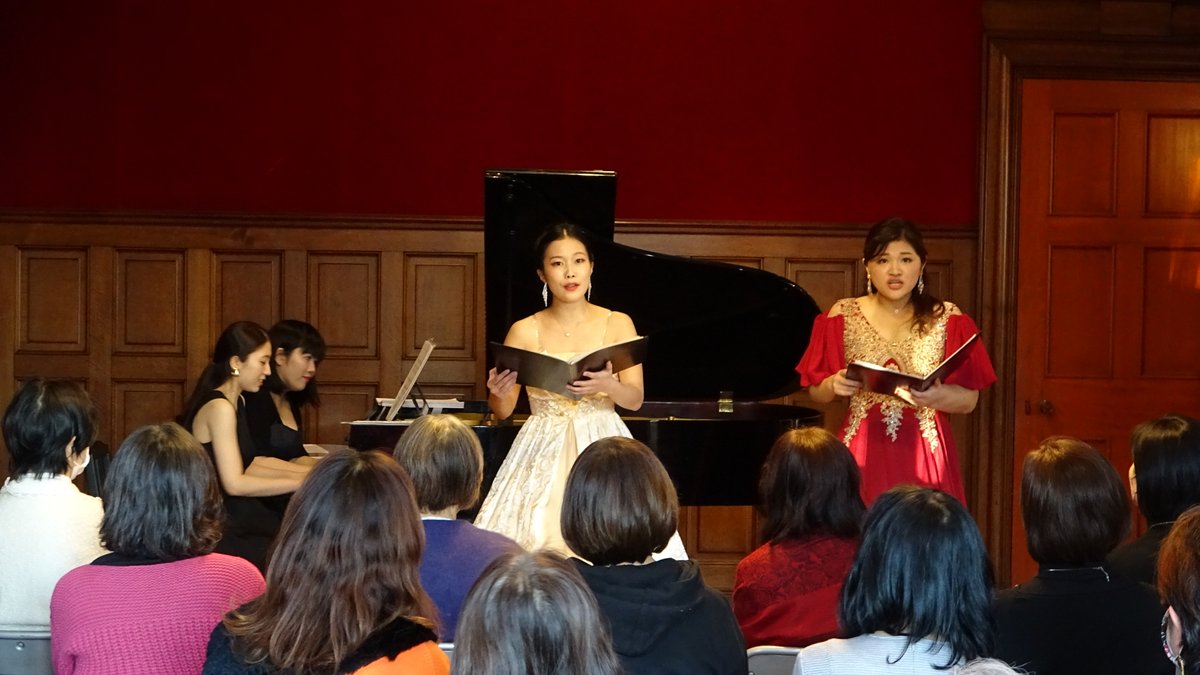 HIMF_info's tweet photo. 12/15「音とことばのエスキース ―音楽家F.エッケルト、建築家J.コンドルに寄せて―」無事に終演いたしました！　
青空に映える旧古河庭園内の洋館に、歌とピアノの素敵なハーモニーが響き渡りました。建築の観点からのお話もあり、皆さんお部屋を丹念にご覧になられていました！ https://t.co/VNDWPDgPhU