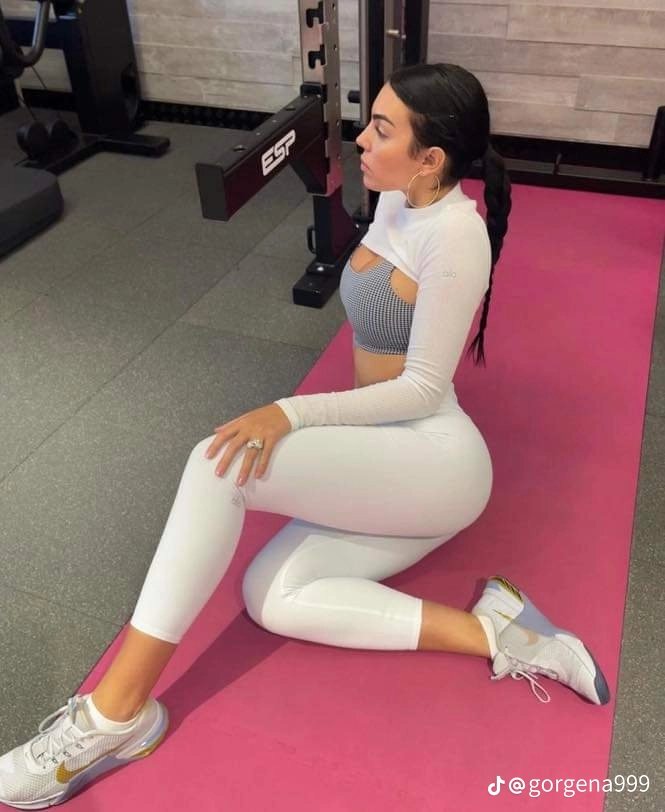 sho_878n's tweet photo. تابعني وتعال خاص اه جسمي سكسي🥵🥵👙🤤💋 https://t.co/mbhk0LiuHb