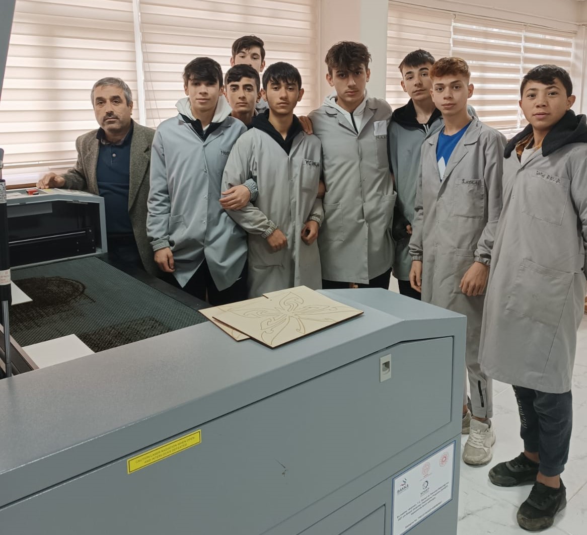 TCBAKKA's tweet photo. SOGEP kapsamında @tcsanayi tarafından desteklenen 
@KalkinmaAjansGM koordinasyonunda yürütülen proje kapsamında kurulan atölyelerden öğrencilerimiz faydalanmaya başladı. Proje ile 300 kişilik geçici istihdam ve 40 kişilik sürekli istihdam sağlandı. 

👉https://t.co/G4oHsJStUJ https://t.co/SQzRthhb9u