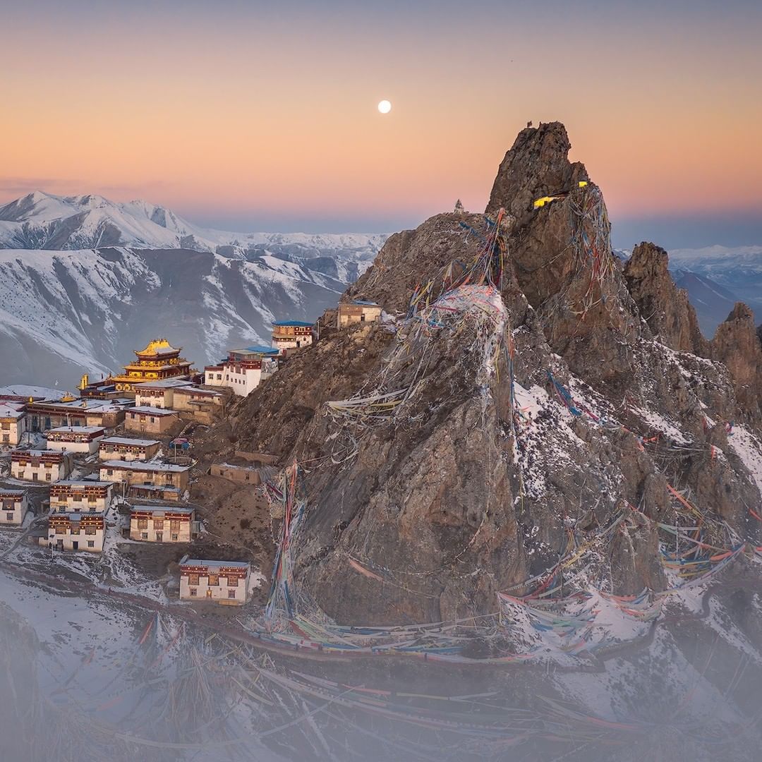 thomaschuphoto's tweet photo. Zizhu Temple in Dingqing, Tibet.
Located at an altitude of 4,800 meters, this temple is above the mountains, but under the peaks. This angle was discovered by accident when I flying a drone this morning. The buildings and towering peaks are on both sides.#landscapephotography https://t.co/wwtTTkrBCA