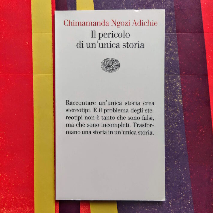 Il problema degli stereotipi non è che sono falsi, è che sono incompleti, trasformano la storia in un'unica storia.
#librarsinelmondo @UnmondodilibriC #16dicembre