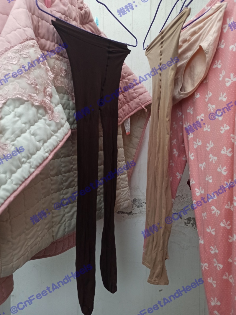 CnFeetAndHeels's tweet photo. #恋鞋 #美鞋 #高跟鞋 #高跟 #丝袜 #恋袜 #原味丝袜 #扫楼 #打胶 #美脚 #恋足 #楼顶晾晒 #highheels #ShoeFetishism #ChineseHeels #ハイヒール #脚フェチ #足フェチ #靴フェチ 
新模式尝试之：完整图集连载（厚码处理，不喜勿点）
191028_001：展示 https://t.co/RmDw6t12q2