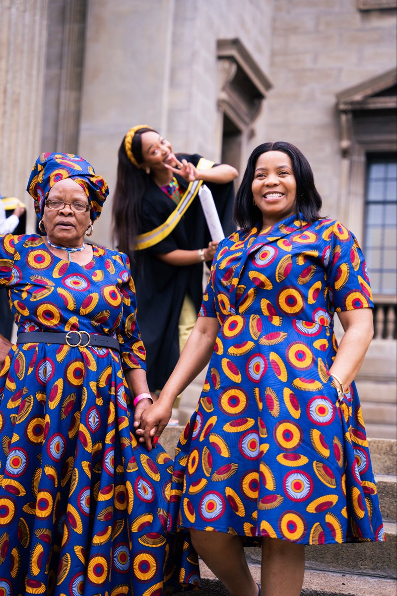 _milanmavundla's tweet photo. Milan Mavundla, a Wits Honours graduate!!! 

Damn. I’m really living my ancestors wildest dream 😭👩🏽‍🎓 https://t.co/emPLe6B9nR