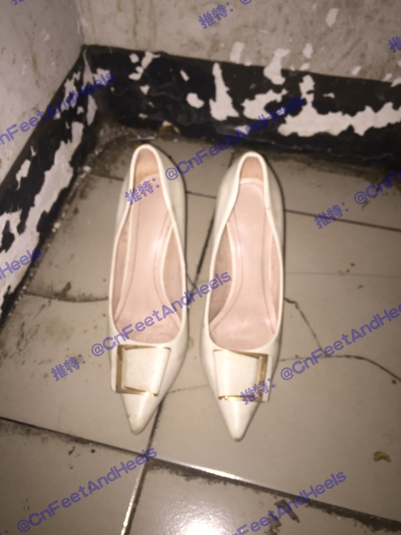 CnFeetAndHeels's tweet photo. #恋鞋 #美鞋 #高跟鞋 #高跟 #丝袜 #恋袜 #原味丝袜 #扫楼 #打胶 #美脚 #恋足 #楼顶晾晒 #highheels #ShoeFetishism #ChineseHeels #ハイヒール #脚フェチ #足フェチ #靴フェチ 
新模式尝试之：完整图集连载（厚码处理，不喜勿点）
190112_001：污秽的白色高跟鞋 https://t.co/NqW0Ku9IJe