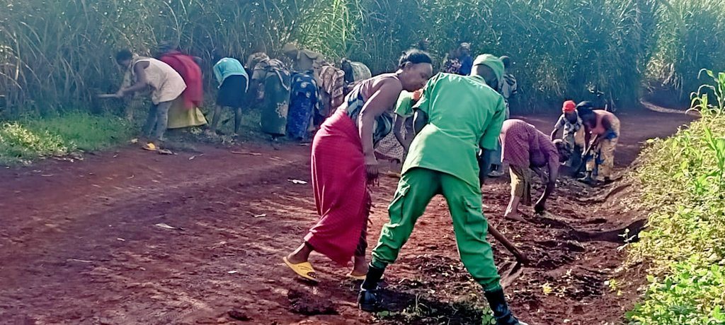 officialMakuleS's tweet photo. #Igitondocy'Isuku.Muri Iki gitondo muri @nyabigega nkuko twabigize intego n'Umuco twazindukiye mukora amasuku , aho twibanze gutunganya imihanda y'Imigenderano n'Imihahirano iduhuza n'Akagari ka Rwesero. Tukaba dukomeje gufatanya twese kigirango duhorane isuku , mungo no kumubiri https://t.co/C5cWyGE2HK
