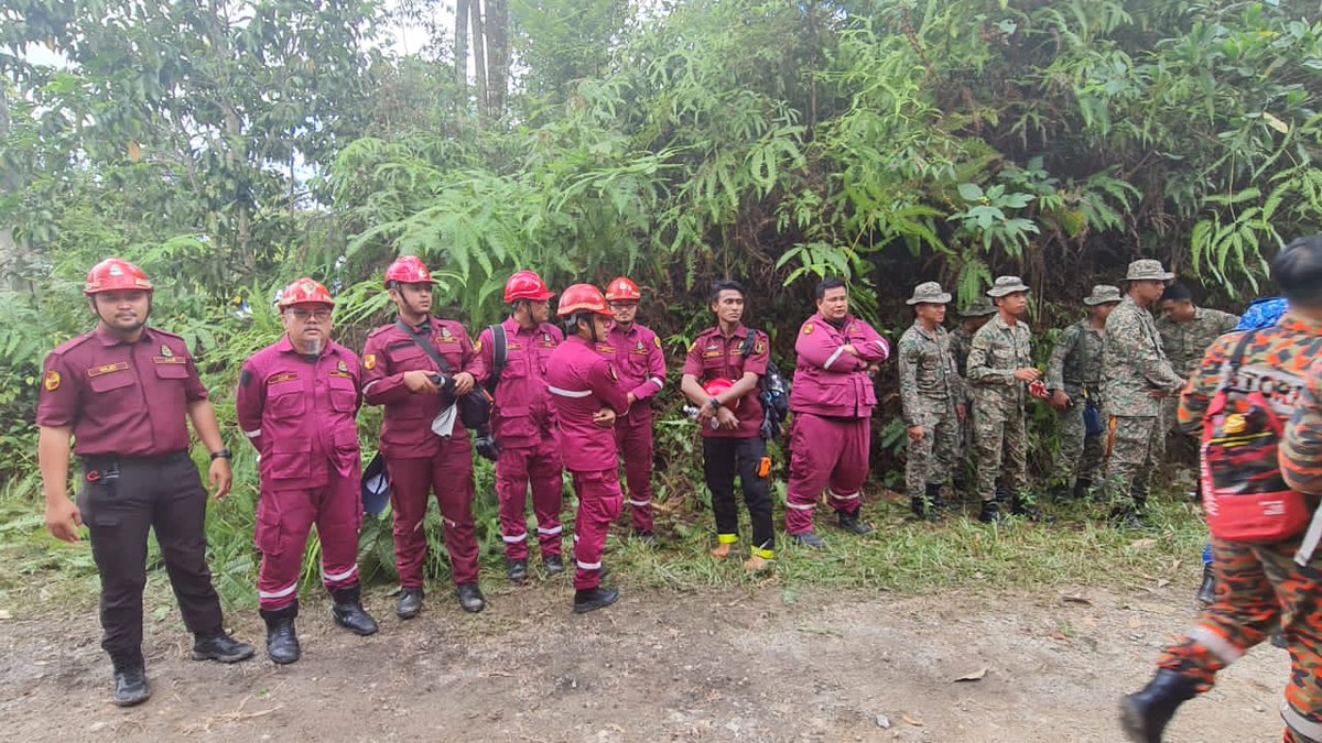 harakahdailyHD's tweet photo. Jabatan Amal Malaysia turut dibenarkan terlibat dalam operasi menyelamat mangsa tanah runtuh di Batang Kali. 

BERAMAL KERANA ALLAH

 #HarakahDaily #MalaysiaSejahtera #JabatanAmalMalaysia https://t.co/MQhGXAuRE5