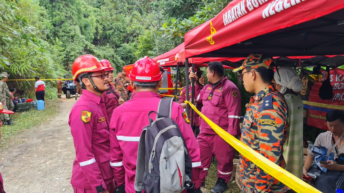 harakahdailyHD's tweet photo. Jabatan Amal Malaysia turut dibenarkan terlibat dalam operasi menyelamat mangsa tanah runtuh di Batang Kali. 

BERAMAL KERANA ALLAH

 #HarakahDaily #MalaysiaSejahtera #JabatanAmalMalaysia https://t.co/MQhGXAuRE5