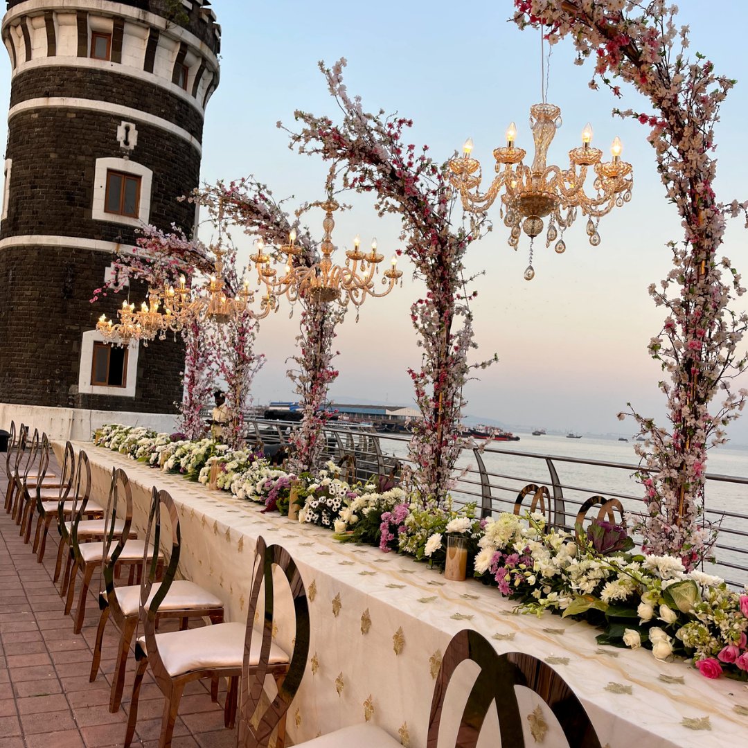 Everyone appreciates &amp; adore a custom monogram and artistic floral design!🤍🌸

#weddingdecor #weddinginteriors 
#mandapgoals #couplegoals #happymarriedlife  #weddingdecorinspiration #weddinginspo 
#mandap #varmala #weddingdecoration