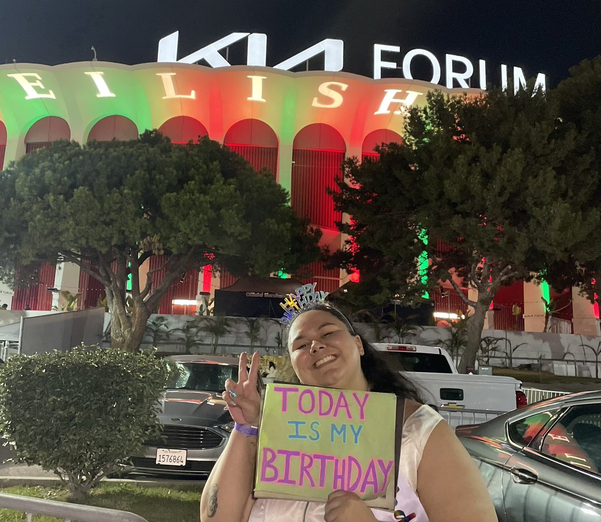 honksunshine's tweet photo. best birthday ever 🫶🏼🥳 thank you @billieeilish and @finneas for an amazing show tonight!! #HTEEncore2 #BillieEilish https://t.co/0XmWV6Sw6P