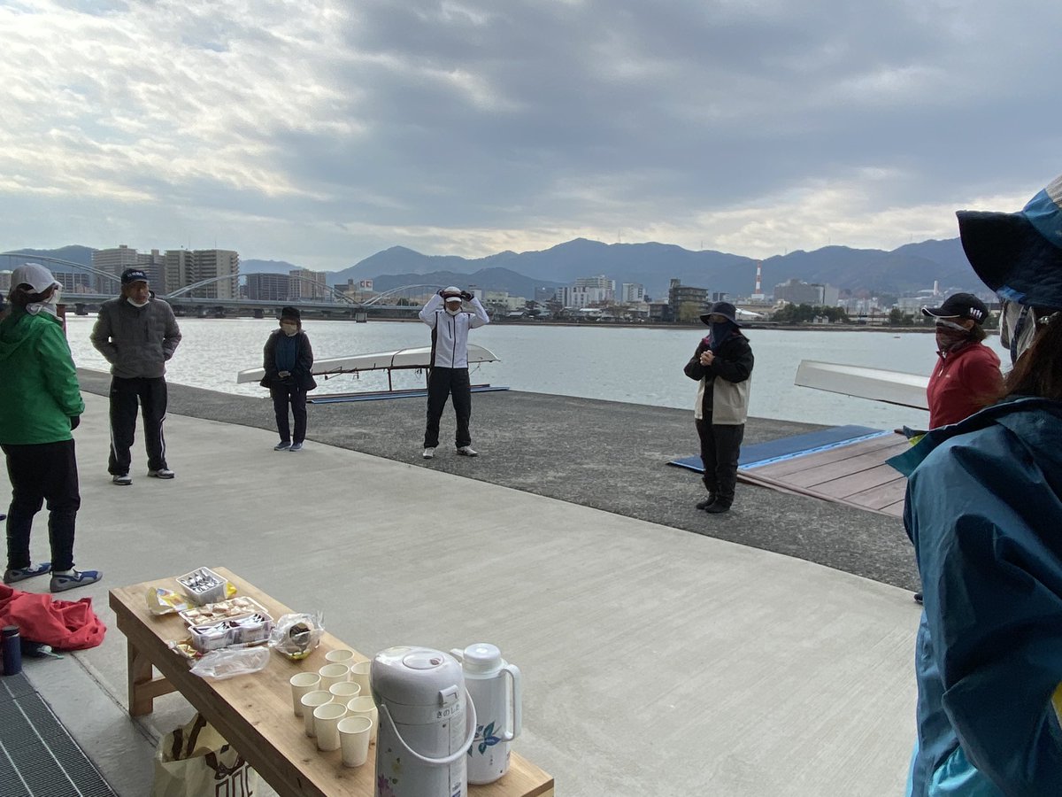 BiwakoLadiesRC's tweet photo. 本年、最後の練習🚣と☕️&amp;🍪での、ホッコリタイム。

借艇庫、コロナ禍と出席者が減った時期もありましたが、新しいメンバーも入り、久し振りのメンバーも復活して下さり賑やかになってきました。

来年度もこの雰囲気で楽しくローイング🚣❣️ https://t.co/CVZMM5Uons