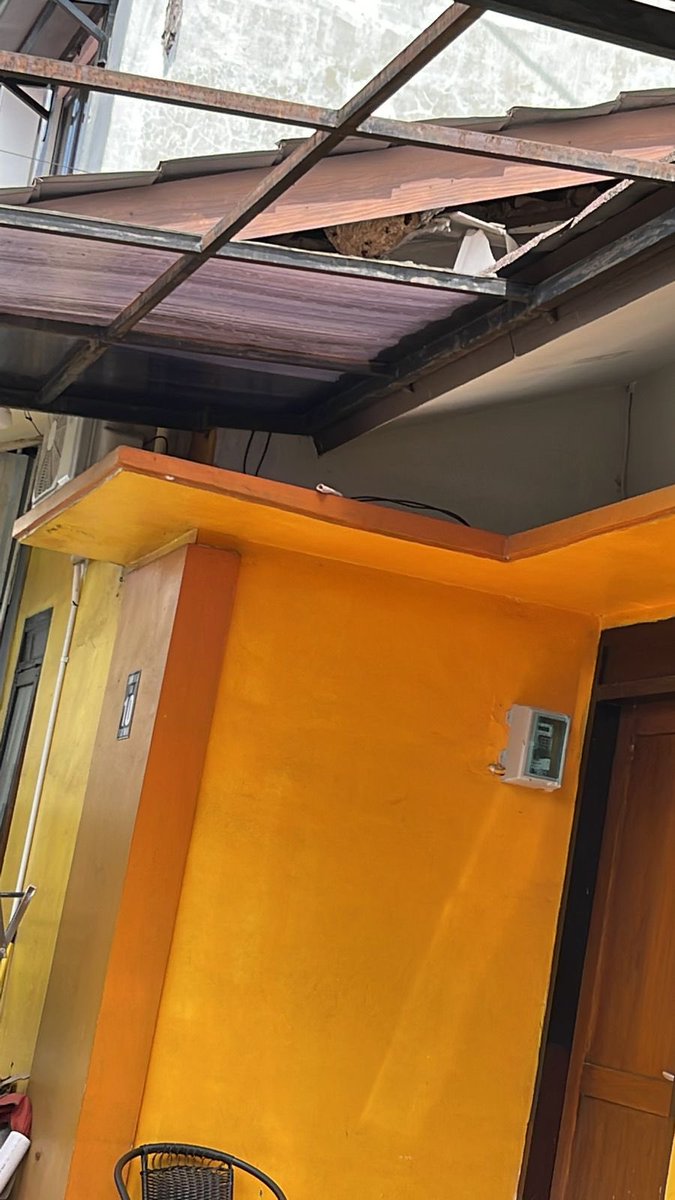 ivanfarezaa's tweet photo. @diskarpbbdg @PRFMnews ditemukan sarang tawon vespa ukuran cukup besar. 1 korban tersengat. Lokasi Jl. Cijambe 18 Kavling 10, Ujungberung https://t.co/iIHB5W0Bb2