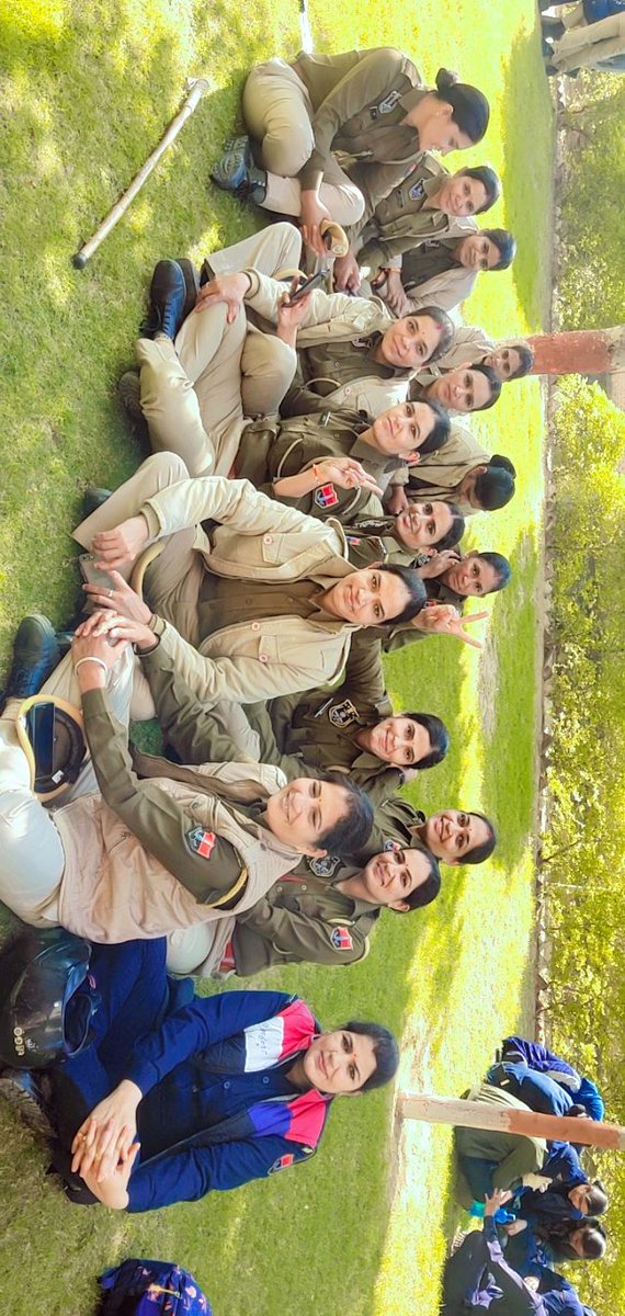 सहेलीयो के साथ duty  time 😍