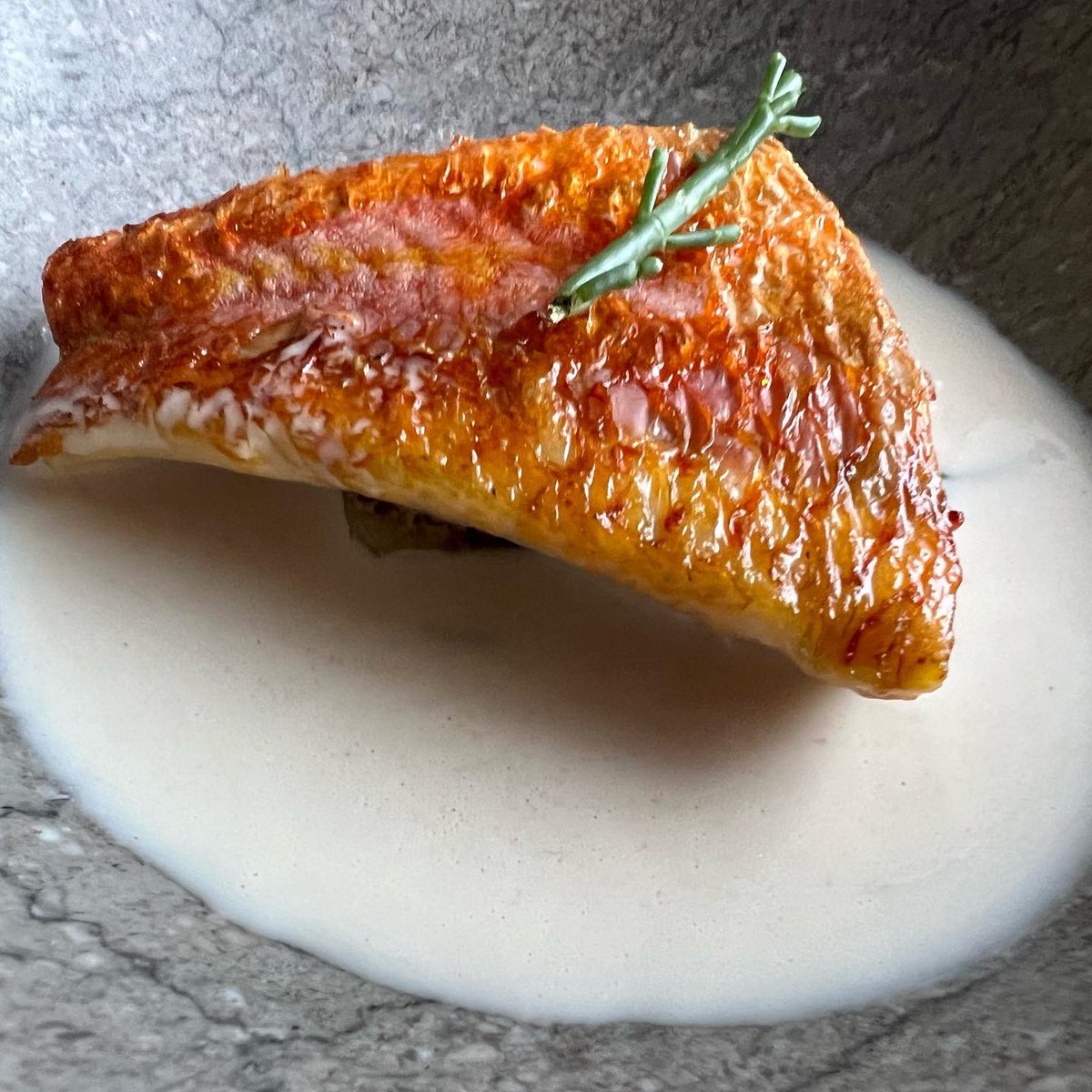 Tres jóvenes con talento en el entorno de los 30 años gestionan en Málaga el restaurante Palodú, acogedor local con tan solo cinco mesas. Cocina moderna, de raíces malagueñas a cargo de Cristina Cánovas y Diego Aguilar. Una pista segura. elpais.com/elviajero/2022…