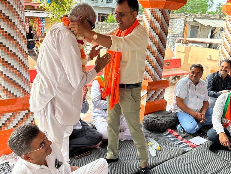 drpradyumanvaja's tweet photo. આજ રોજ કોડીનાર વિધાનસભા ના લોકસંપર્ક રાઉન્ડ અંતર્ગત "બોડીદર ગામ" ની મુલાકાત લઈ અગ્રણી ગ્રામજનો સાથે મુલાકાત કરી, આ પ્રસંગે પૂર્વ સાંસદ શ્રી દિનુભાઈ સોલંકી,તાલુકા પ્રમુખ શ્રી ભગુભાઈ અને અન્ય કાર્યકર્તા ઓ ઉપસ્થિત રહ્યાં. https://t.co/Hq1Fzbs29s