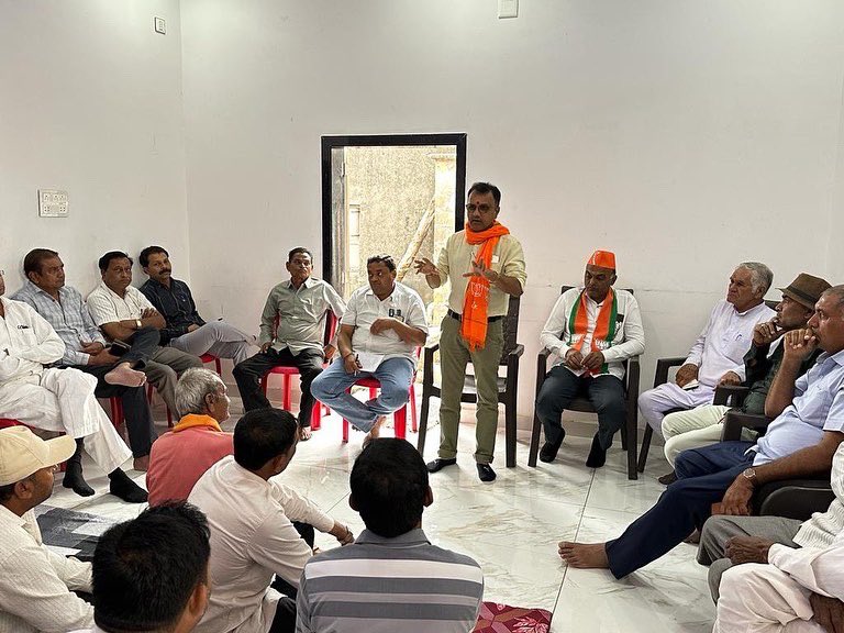 drpradyumanvaja's tweet photo. આજ રોજ કોડીનાર વિધાનસભા ના લોકસંપર્ક રાઉન્ડ અંતર્ગત "સોનપરા ગામ" ની મુલાકાત લઈ અગ્રણી ગ્રામજનો સાથે મુલાકાત કરી, આ પ્રસંગે પૂર્વ સાંસદ શ્રી દિનુભાઈ સોલંકી,તાલુકા પ્રમુખ શ્રી ભગુભાઈ અને અન્ય કાર્યકર્તા ઓ ઉપસ્થિત રહ્યાં. https://t.co/jiWiggzCMQ