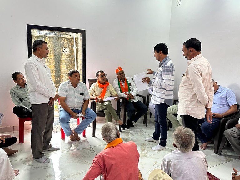 drpradyumanvaja's tweet photo. આજ રોજ કોડીનાર વિધાનસભા ના લોકસંપર્ક રાઉન્ડ અંતર્ગત "સોનપરા ગામ" ની મુલાકાત લઈ અગ્રણી ગ્રામજનો સાથે મુલાકાત કરી, આ પ્રસંગે પૂર્વ સાંસદ શ્રી દિનુભાઈ સોલંકી,તાલુકા પ્રમુખ શ્રી ભગુભાઈ અને અન્ય કાર્યકર્તા ઓ ઉપસ્થિત રહ્યાં. https://t.co/jiWiggzCMQ