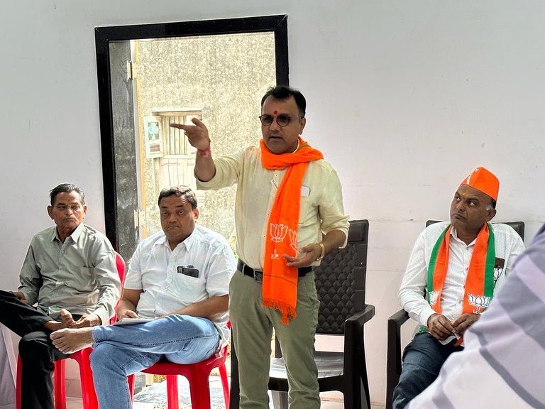 drpradyumanvaja's tweet photo. આજ રોજ કોડીનાર વિધાનસભા ના લોકસંપર્ક રાઉન્ડ અંતર્ગત "સોનપરા ગામ" ની મુલાકાત લઈ અગ્રણી ગ્રામજનો સાથે મુલાકાત કરી, આ પ્રસંગે પૂર્વ સાંસદ શ્રી દિનુભાઈ સોલંકી,તાલુકા પ્રમુખ શ્રી ભગુભાઈ અને અન્ય કાર્યકર્તા ઓ ઉપસ્થિત રહ્યાં. https://t.co/jiWiggzCMQ