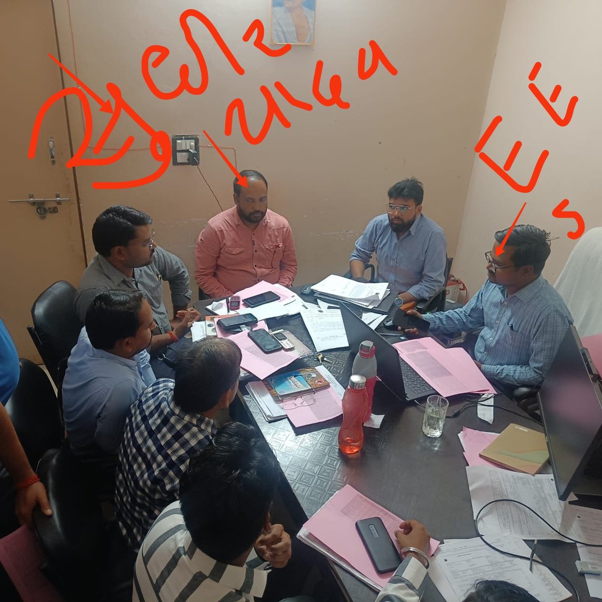 Bhanu7311's tweet photo. @myogioffice @myogiadityanath मान्यवर जी से मेरा निवेदन है कि जिला आगरा तहसील बाह दक्षिणांचल विद्युत विभाग के उच्च अधिकारी शिकायत का संशोधन नहीं करते मीटर सुपरवाइजर सुधीर यादव को फुल संरक्षण ब्लैकलिस्टेड मीटर रीडर बिल बना रहे हैं सब कुछ ज्ञात होने के बाद कार्रवाई नहीं करते महीने लाखों का पलीता लगाया जा रहा है https://t.co/o31DtQ3U8K